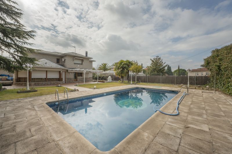 Best Pool Safety Contractors in Traverse City, MI